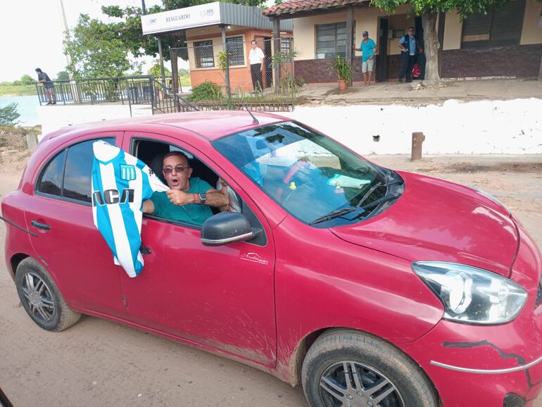 Hinchas del Racing, llegando al  territorio nacional para la final de la Copa Sudamericana.