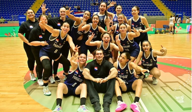 Las chicas de la selección paraguaya U17 festejan el quinto puesto, luego de doblegar a Ecuador en el último partido en Bucaramanga, Colombia. También aparece los integrantes del cuerpo técnico, liderado por Christian Viveros.