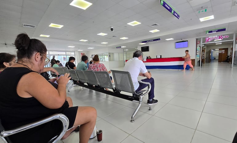 Asegurados del IPS esperan su turno en la sala de espera del CESI. 