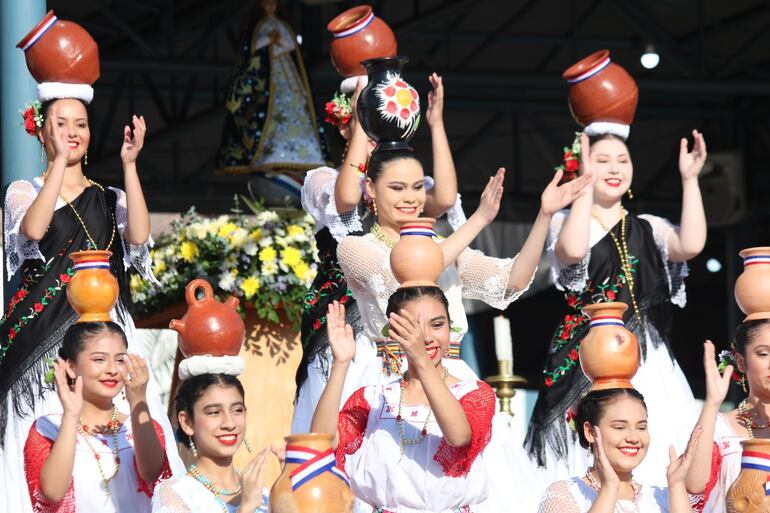 Integrantes de academias de danzas animaron a los devotos presentes en la misa de ayer. 