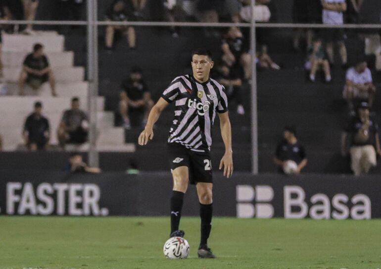 Hernesto Ezequiel Caballero Benítez (32 años), volante de contención del gumarelo. (Foto: Libertad)