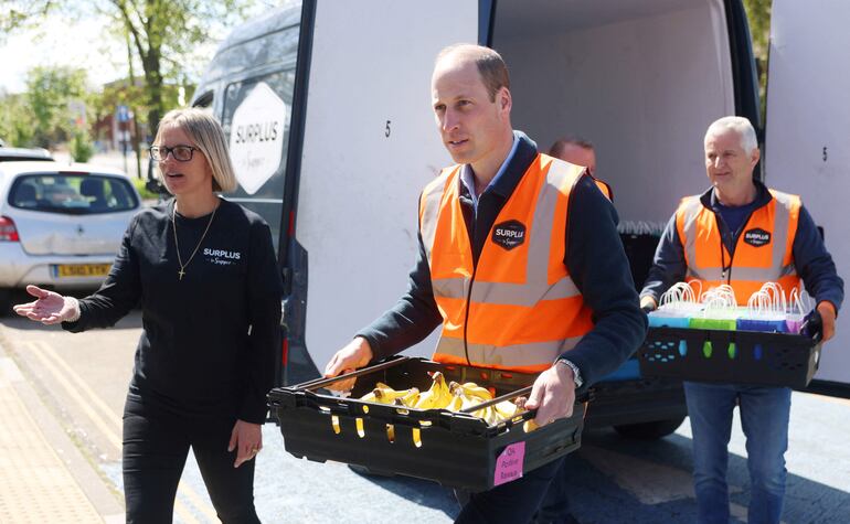 El príncipe de Gales repartió el menú que preparó en el centro de redistribución de excedentes de alimentos. (Ian Vogler / POOL / AFP)