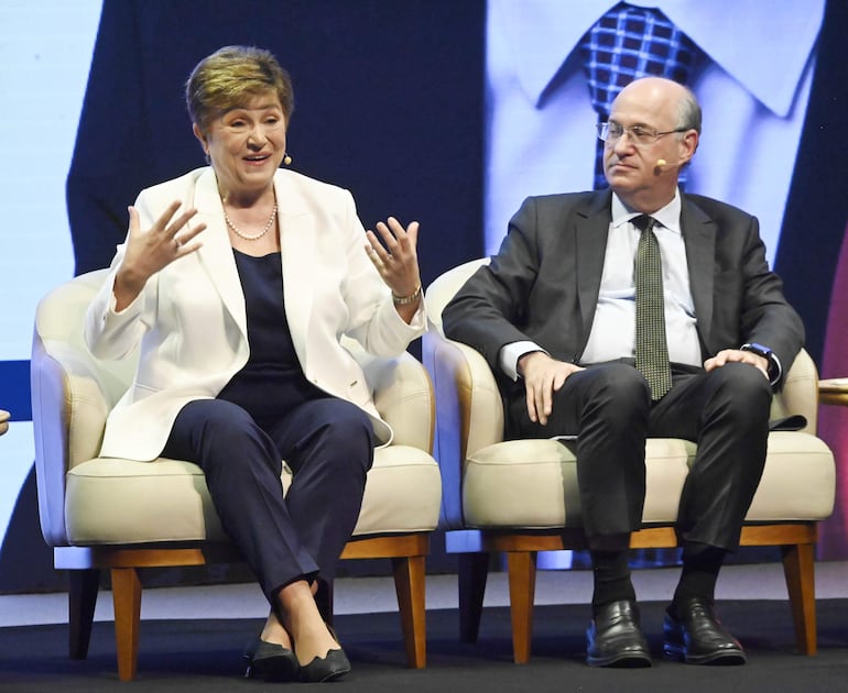 La directora gerente del Fondo Monetario Internacional (FMI), Kristalina Georgieva, y el presidente del Banco Interamericano de Desarrollo (BID), Ilan Goldfajn durante el conversatorio en el BCP