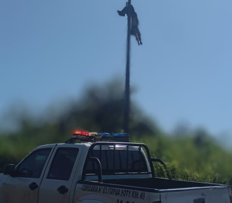 Rescataron a un hombre electrocutado que quedó en un poste de tendido eléctrico en Edelira.