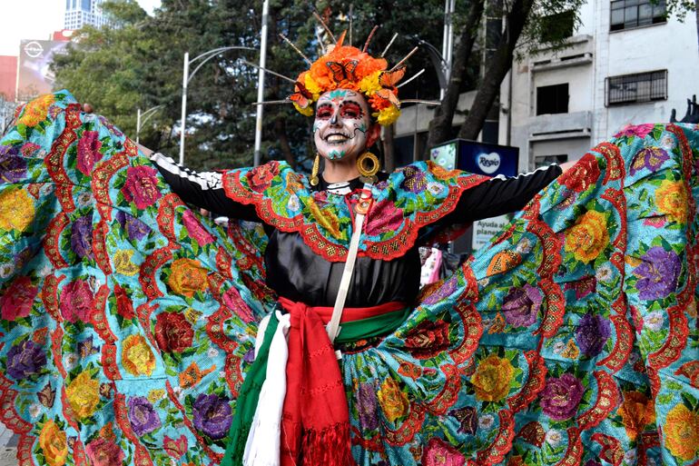 Una mujer vestida como catrina durante el desfile del Día de Muertos en Ciudad de México. La tradicional fiesta será celebrada mañana en Asunción.