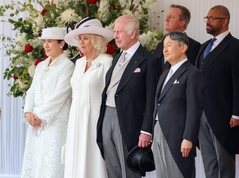 El rey Carlos III y la reina Camilla junto al emperador Naruhito de Japón y la emperatriz Masako de Japón, en el Pabellón Real durante una ceremonia de bienvenida en el Horse Guards Parade en Londres hoy 25 de junio. (Chris Jackson / POOL / AFP)