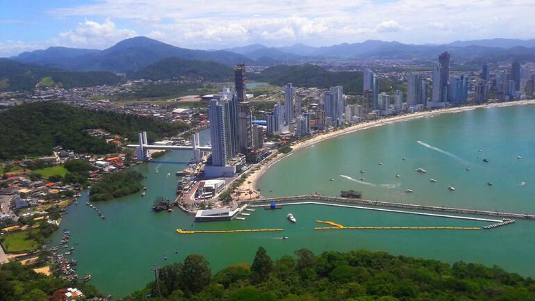 Vista aérea de la ciudad balneario de Camboriú. Archivo.