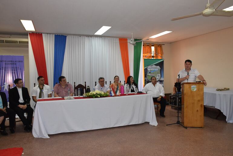 El gobernador de Caazapá, Cristian Acosta, hablando durante la habilitacion de los servicios del Centro de Adicciones Medalla Milagrosa.