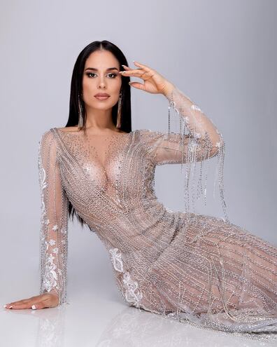 Fabi Martínez se consagró Miss Eco Américas 2024. En la imagen la vemos posando para la fotógrafa Graciela Núñez, enfundada en un vestido creado por Hugo Negro Vázquez.