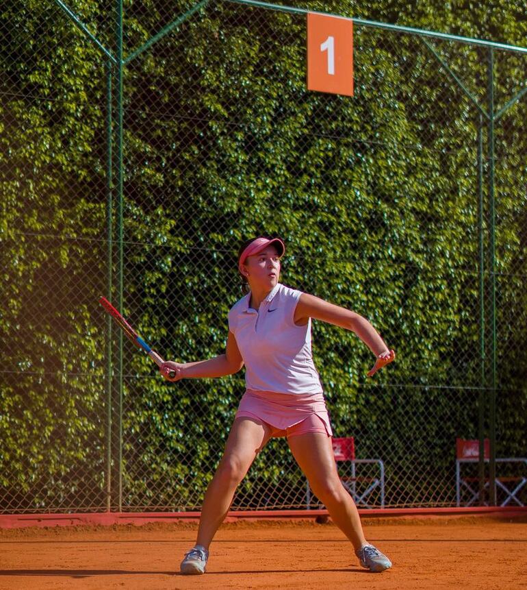 Mía Valentina Mora Da Silva ya está en semifinales de la categoría 16 años.