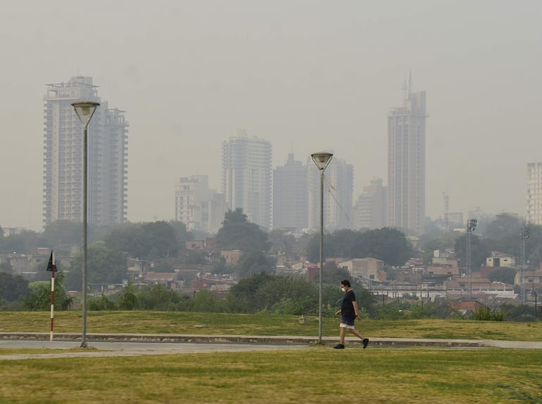 La Costanera de Asunción, prácticamente vacía por la mala calidad del aire. La sede de la Facultad de Ciencias Humanas de la Universidad Católica está ubicada a pocos metros del lugar.