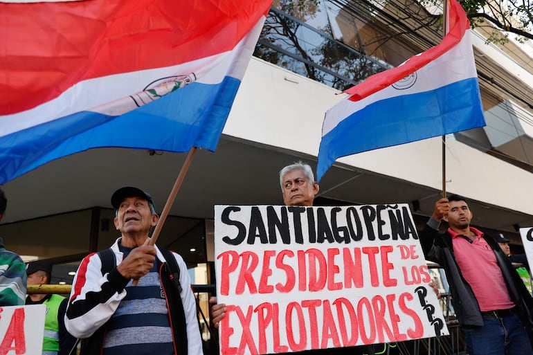 Manifestantes aseguraron estar en desacuerdo con un proyecto de ley impulsado por el presidente de Paraguay, Santiago Peña, que modificaría el Código Laboral vigente en la nación, y que afectaría la estabilidad laboral. EFE/ Juan Pablo Pino