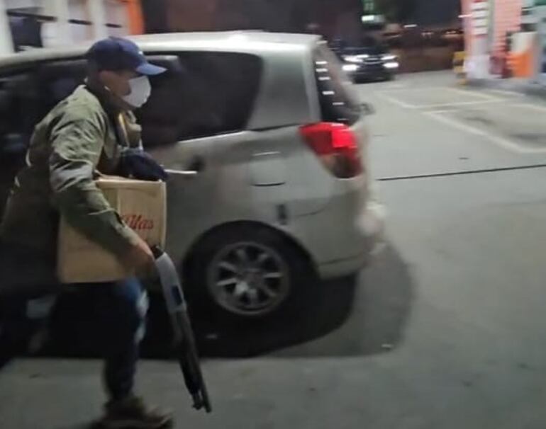 Delincuente abatido era buscado por varios hechos delictivos. Aquí, saliendo de un local comercial tras el robo.