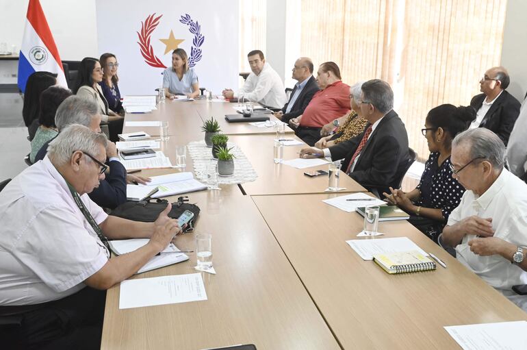 La ministra de Trabajo, Mónica Recalde (cabecera de la mesa), se reunió ayer con los representante de las asociaciones de jubilados.