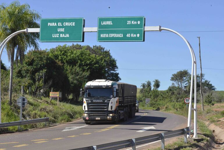 Entrada de la Ruta Departamental D087 que está muy deteriorado y los colonos piden que el MOPC lo repare cuanto antes