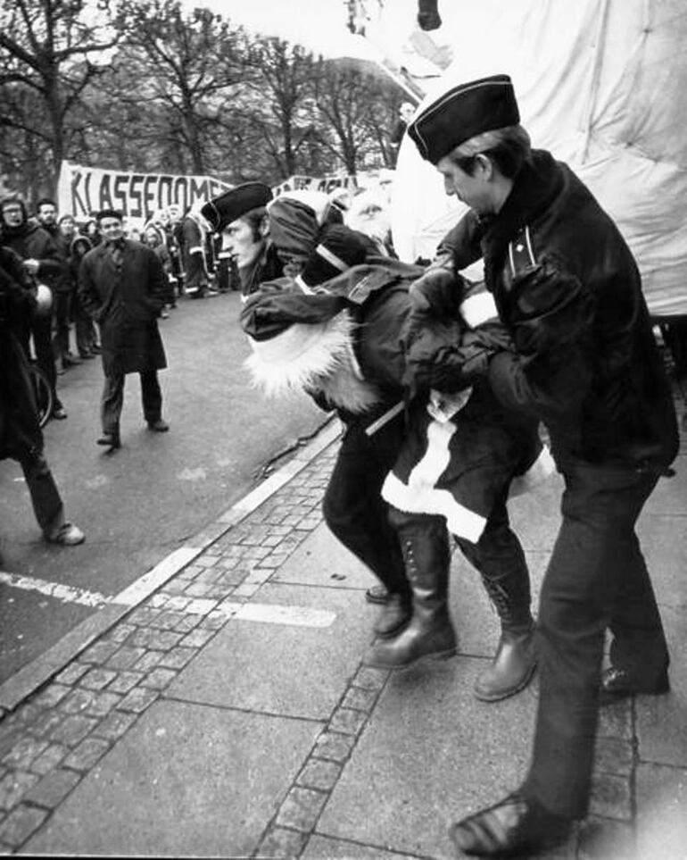 "Fotos de policías maltratando papanoeles llenaron las primeras planas de los diarios..."