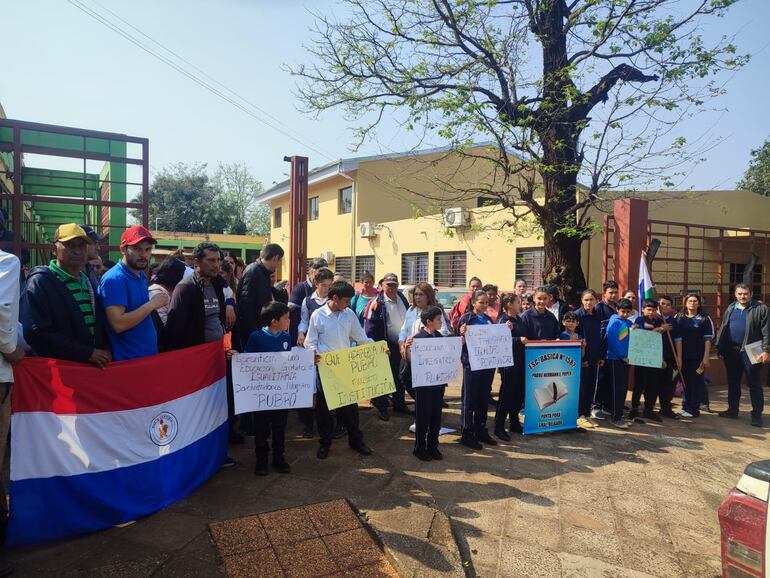 Padres de familia, estudiantes y docentes de la escuela básica Nro. 1582 “P. Hermann Pieper”,  de General Delgado, en manifestación frente a la Coordinación Departamental de Supervisiones Educativas de Itapúa para reclamar por un rubro docentes del cual fue privado por el MEC.