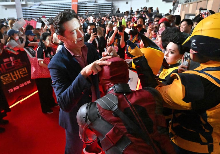 El actor australiano Hugh Jackman saluda a sus fans durante un evento para promocionar su nueva película 'Deadpool & Wolverine' en Seúl. (Jung Yeon-je / AFP)