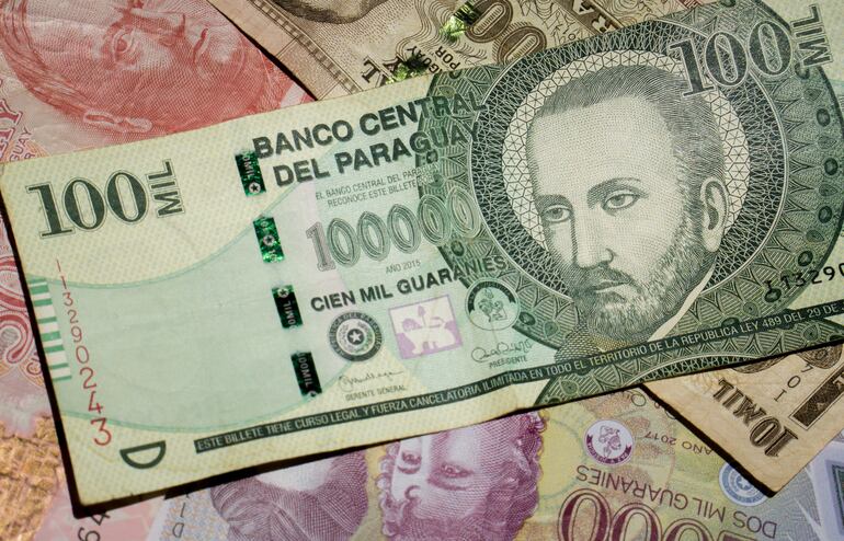 Billetes de guaraníes.