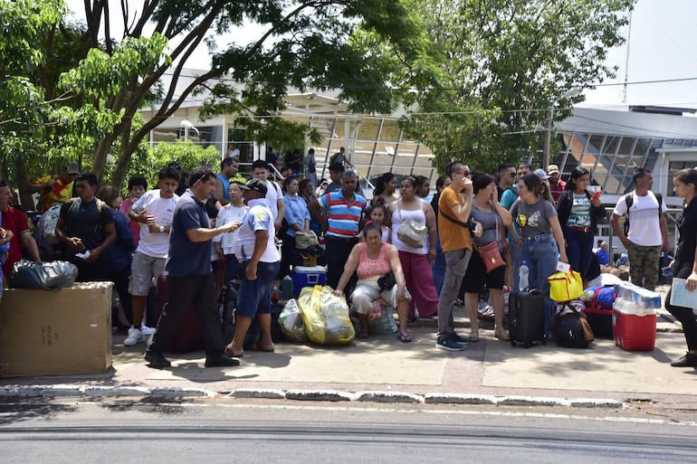 Pasajeros amontonados aguardan los colectivos frente a la Estación de Buses de Asunción, sobre la avenida Fernando de la Mora.