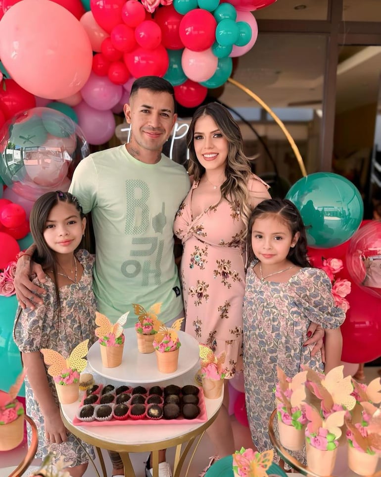 ¡Hermosa familia! Derlis González y Karimi Chávez, con su beba a bordo, posan felices con sus hijas Karimi Eliane e Isabella. (Instagram/Derlis González)