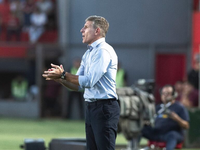 Martín Palermo, entrenador de Olimpia, en el partido frente a General Caballero de Juan León Mallorquín por la jornada 16 del torneo Apertura 2024 del fútbol paraguayo en el estadio Ka'arendy, en Juan León Mallorquín.