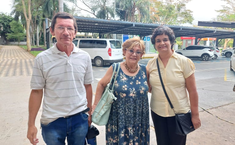 Alcides Giménez (i), Cristina Machaín (c) y Edith Núñez (d), miembros de la Asociación Nacional de Asegurados del IPS.