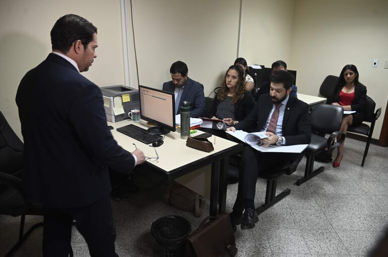  El juez José Agustín Delmás (izq.) se dispone a dar inicio a la audiencia. En primera fila, los fiscales Osmar Legal (der.) y Francisco Cabrera.