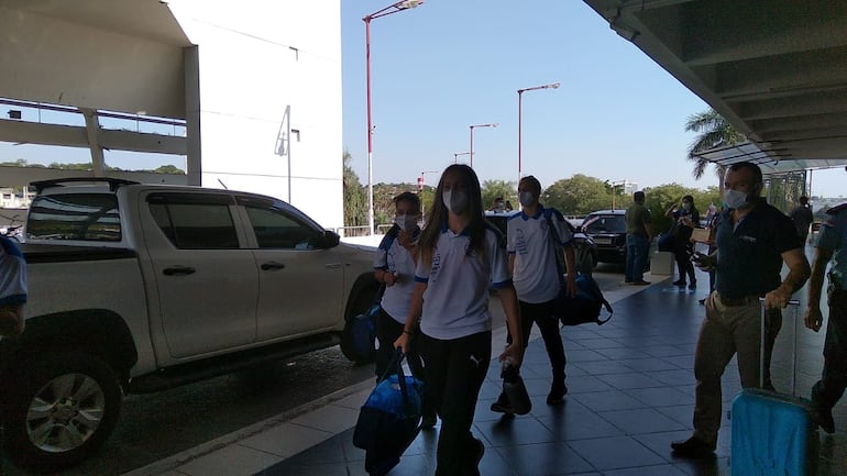 Las chicas llegando al Aeropuerto para el viaje a Uruguay