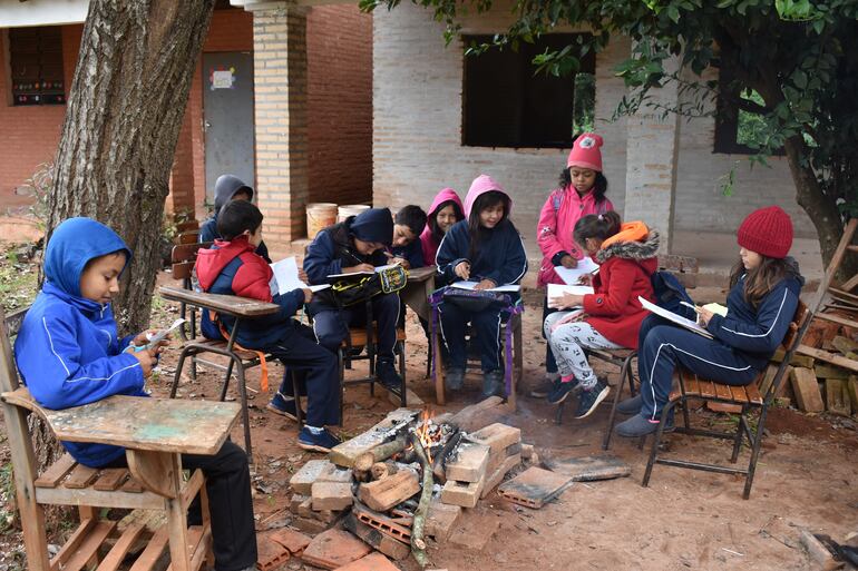 Producto de la corrupción y la inoperancia estatal, niños de San Pedro dan clases en medio de la precariedad