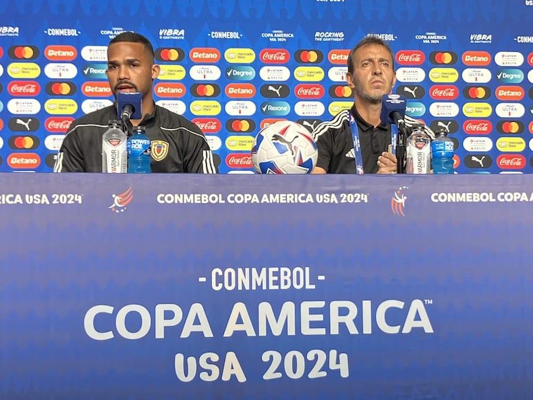 Yangel Herrera (i) y Fernando Batista, jugador y entrenador de Venezuelam hablan durante una rueda de prensa en el AT&T Stadium de Arlington, Texas, Estados Unidos.