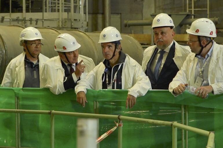 El director general de la OIEA, Rafael Grossi (C), visitando la central nuclear de Kursk (KNPP) en Kurchatov, región de Kursk, Rusia. Grossi advirtió sobre la posible amenaza de un incidente nuclear con posible liberación de radiación en caso de un impacto externo en la KNPP. 