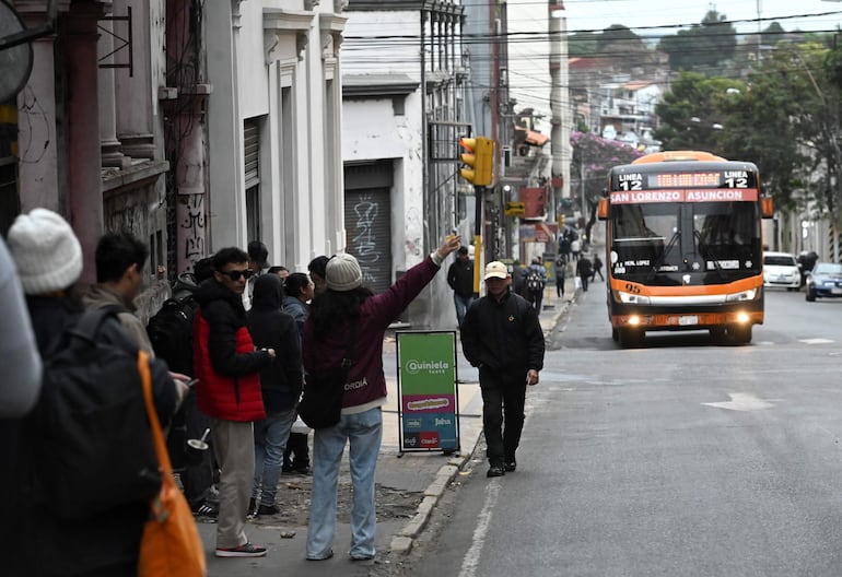 Pasajeros deben soportar largas esperas por los buses en las paradas de los colectivos.