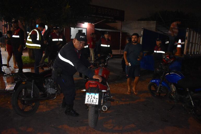 Mas de 20 motos fueron secuestradas ayer en la localidad de Ñemby por el personal de tránsito. Un "zorro" procede a alzar un biciclo al camión para trasladar al corralón.