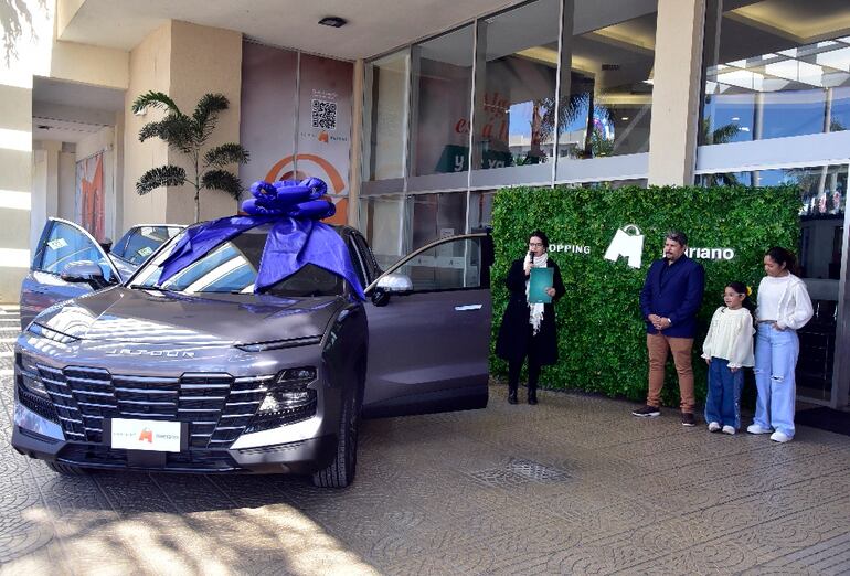 Jorge Vázquez recibió su premio del Shopping Mariano.