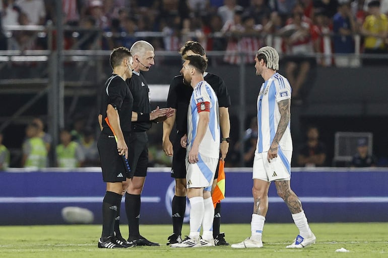 AMDEP9903. ASUNCIÓN (PARAGUAY), 14/11/2024.- Lionel Messi de Argentina habla con los arbitros este jueves, durante un partido de las eliminatorias sudamericanas al Mundial de Fútbol 2026, entre Paraguay y Argentina en el estadio Defensores del Chaco, en Asunción (Paraguay). EFE/ Juan Pablo Pino
