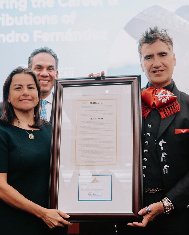 Alejandro Fernández recibiendo el reconocimiento a su labor artística de manos de la congresista Nanette Barragán. (Instagram/Alejandro Fernández)