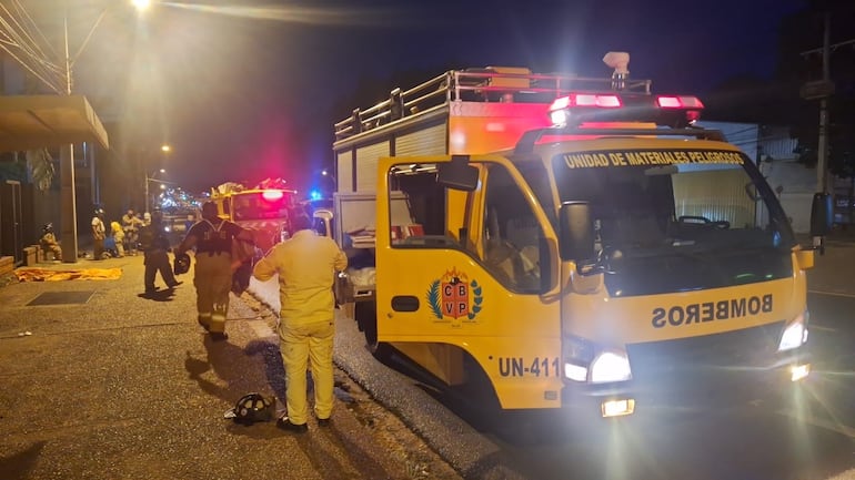 Varias unidades de bomberos se encuentran en los alrededores de la planta de Pechugón ubicada en Capiatá.