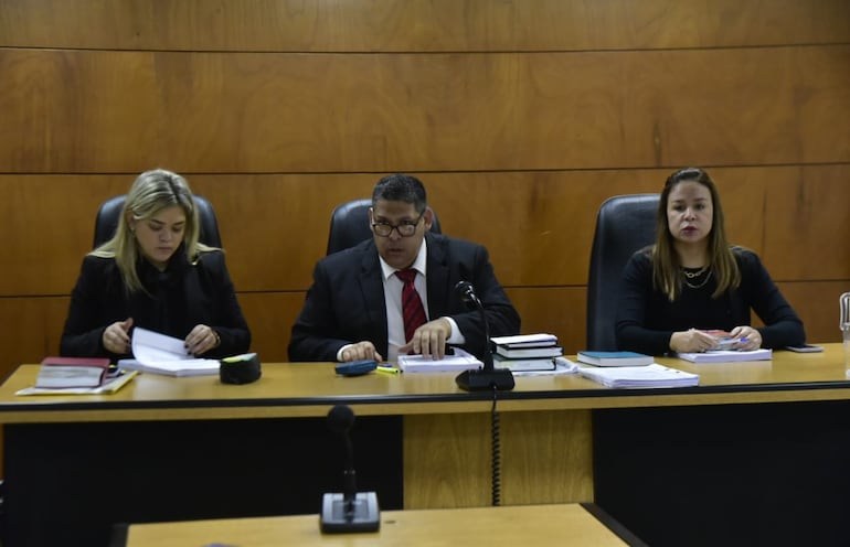 Los jueces María Fernanda García de Zúñiga (izq.), Juan Carlos Zárate Pastor (presidente) y Yolanda Portillo integran el Tribunal de Sentencia.