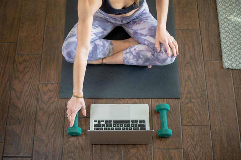 Para practicar yoga, agregan, se necesita un espacio tranquilo, una colchoneta de yoga y ropa cómoda y flexible que permita el movimiento libre del cuerpo. 