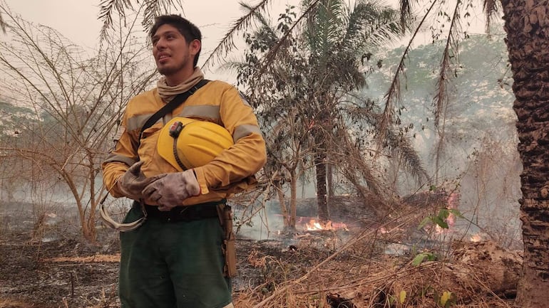 Fotografía cedida por SOS Wildfire de un bombero durante los trabajos para apagar un incendio, en Concepción (Bolivia). La magnitud de los incendios forestales que afectan la Chiquitania y la Amazonia boliviana "escapan a cualquier capacidad de contenerlos", aseguró en una entrevista a EFE el bombero español y presidente de la oenegé SOS Wildfire, Ignacio Martín Diego, quien se encuentra trabajando en el área.