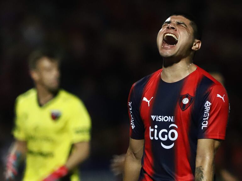 Claudio Aquino lamenta un situación desperdiciada de Cerro Porteño en el choque contra Colón de Santa Fe en la primera rueda del Grupo G de la Copa Libertadores.