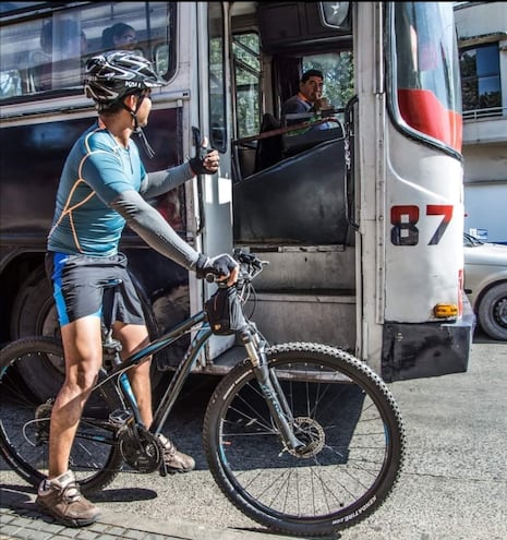 Ciclista saluda a chófer de transporte público. Gentileza de Alcides Ramírez.