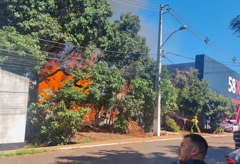 El fuego estuvo a punto de propagarse por un taller de chapería.