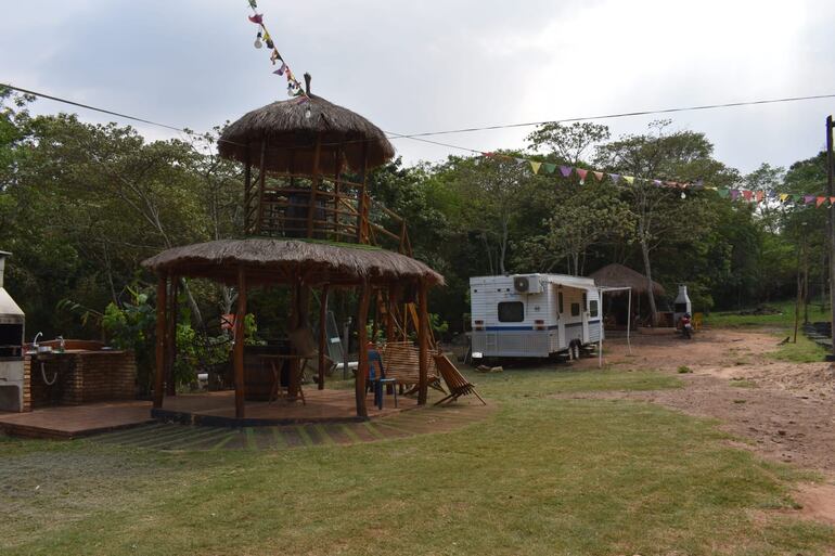 Motor home y quincho en los alrededores del lago Tupi.