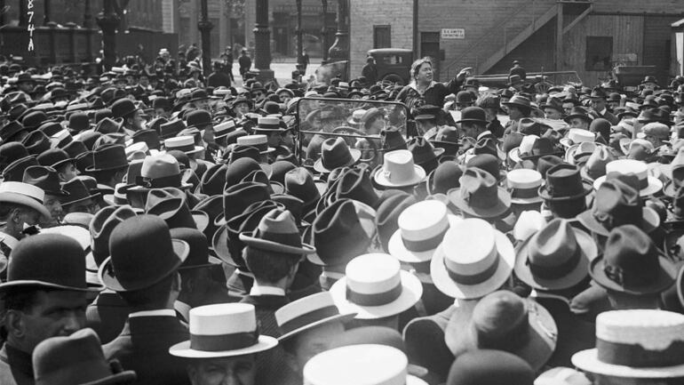 Emma Goldman arengando a la multitud en Union Square, Nueva York, 1916