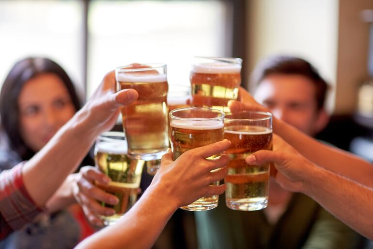 Brindis con vasos de cerveza