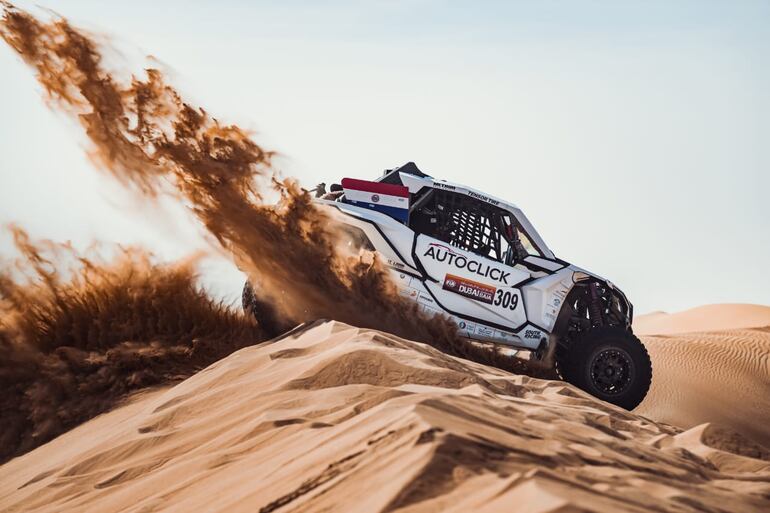 Así pilotaba Andrea Lafarja en el desierto de Dubái, el UTV #309 con los colores de Paraguay.