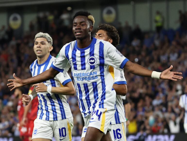 Julio Enciso (i), jugador del Brighton, celebra un gol en el partido de la Copa de la Liga de Inglaterra.