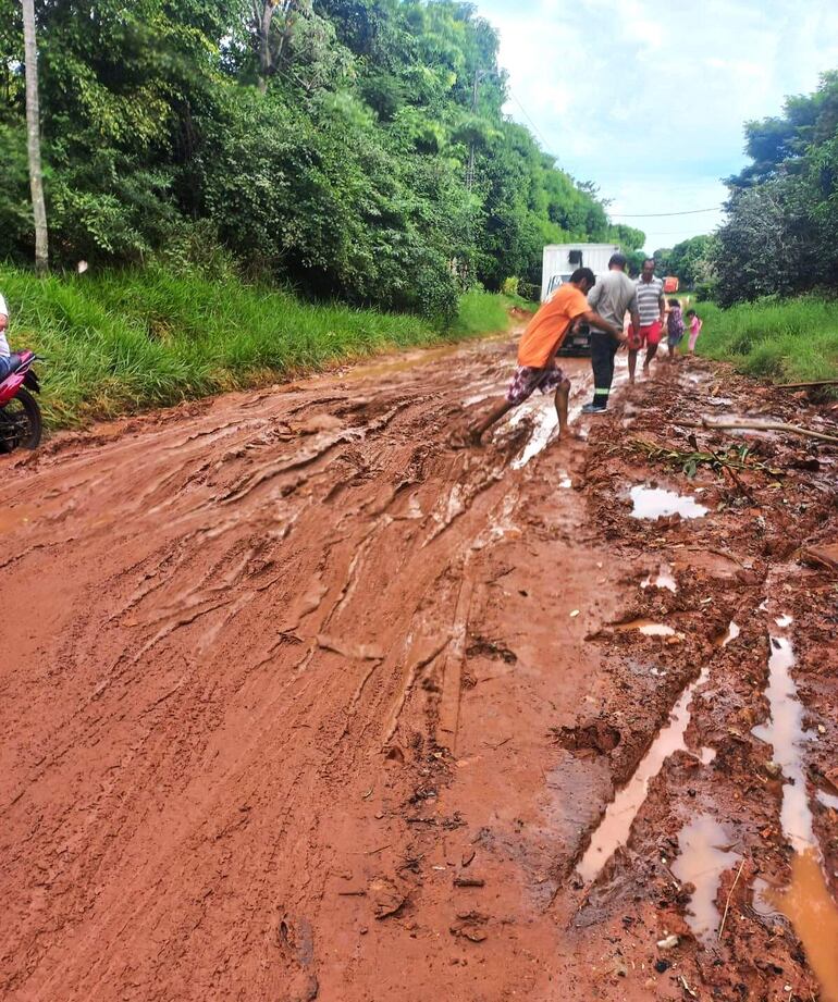 Bajo la lluvia los vecinos salen a canalizar el camino vecinal y colocar piedras, para facilitar el tránsito vehicular en la compañía Caazapá de Carapeguá.